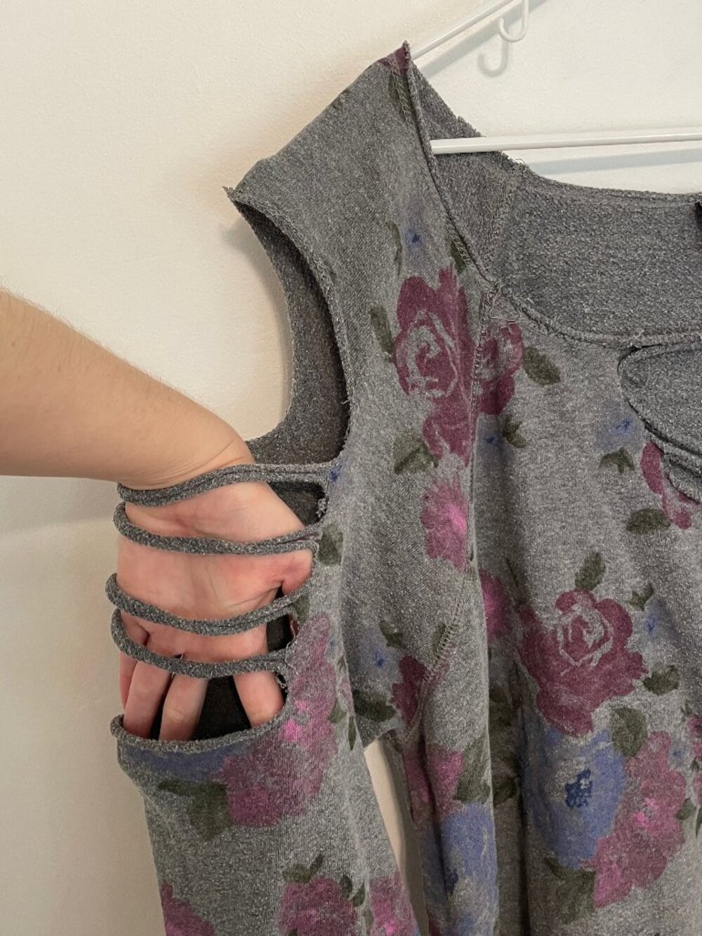 TORRID 4 Plus Size Floral Slashed Sweatshirt Gray Grey Purple Blue Grunge 2010s - Picture 9 of 16